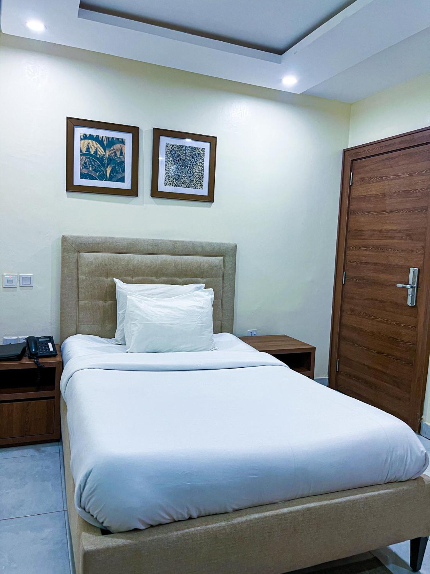 Plush Hotel,Abuja Exteriör bild